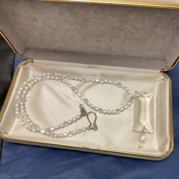 Jewelry - Beautiful Fresh Water Pearls and Crystal Necklace